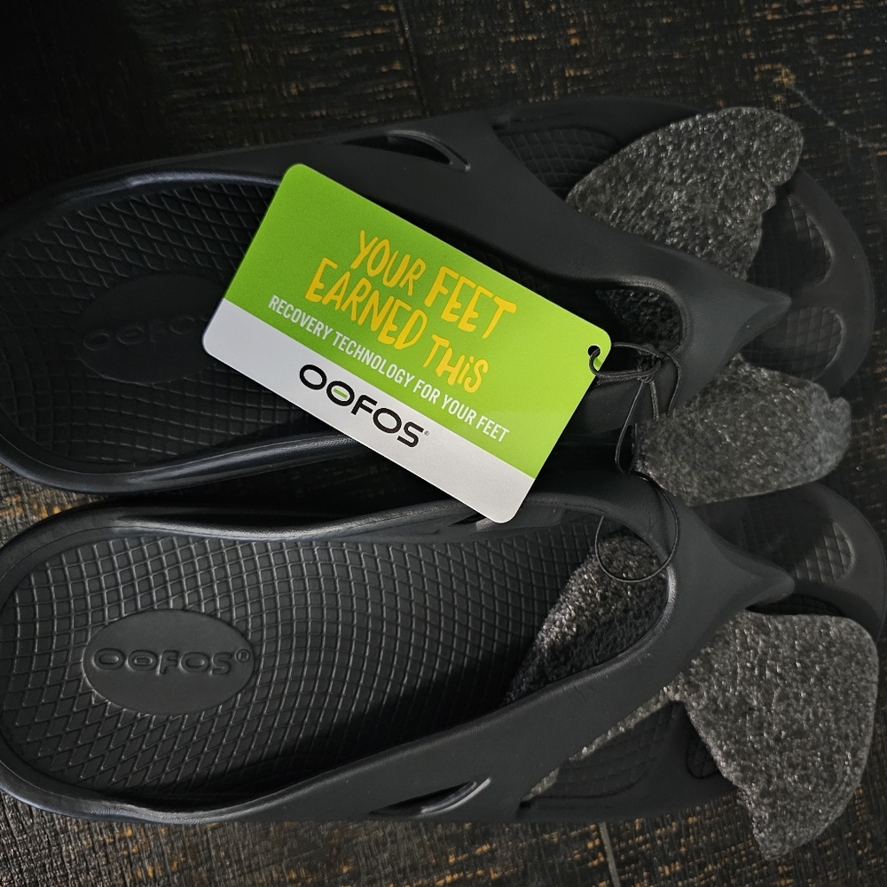 NWT OOFOS flip flops M10/W12